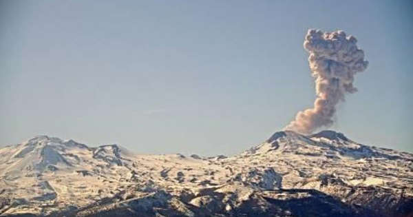Columna de humo alcanzó 2.460 metros de altura en Nevados de Chillán