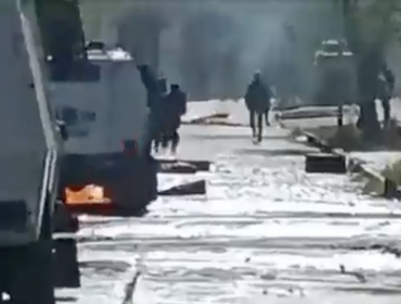 Nueva jornada de incidentes en las afueras del Liceo de Aplicación: encapuchados instalaron barricadas y lanzan molotovs a carabineros
