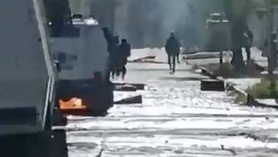 Nueva jornada de incidentes en las afueras del Liceo de Aplicación: encapuchados instalaron barricadas y lanzan molotovs a carabineros