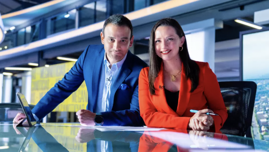 Andrea Aristegui realiza amistosa bienvenida a Gonzalo Ramírez en su llegada a “Meganoticias Actualiza”