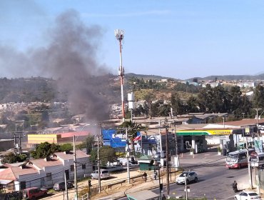 Incendio afectó a dos bodegas a metros de una bencinera en el paradero 18 de Quilpué