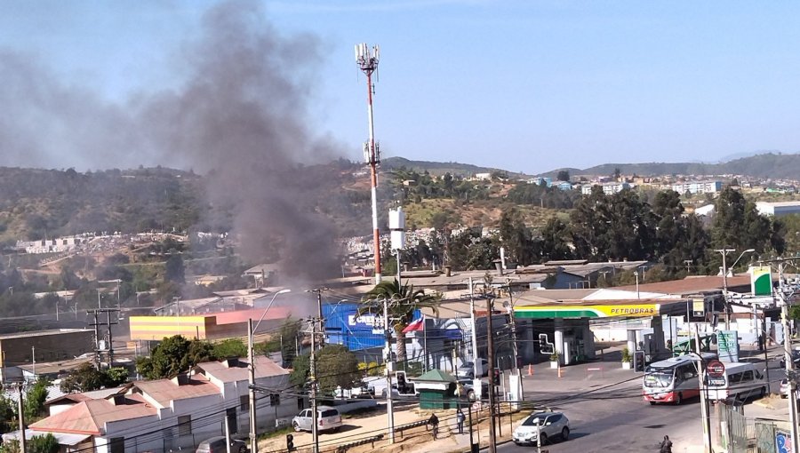 Incendio afectó a dos bodegas a metros de una bencinera en el paradero 18 de Quilpué