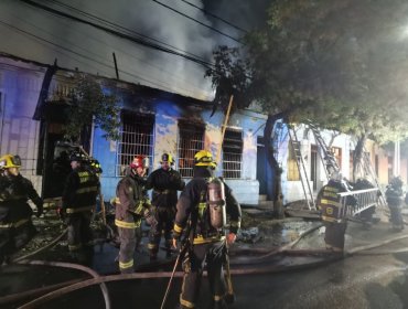 Hallan sin vida a dos personas tras incendio registrado en un cité de la comuna de Santiago: otras dos resultaron lesionadas