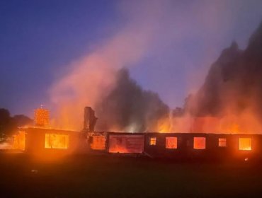 Ataque incendiario destruye casa de ex core de La Araucanía: antisociales reunieron a la familia para que vieran el incendio