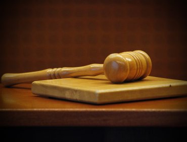 Jueza anula juicio tras sorprender a fiscal dando instrucciones a carabinero en audiencia: persecutor fue suspendido
