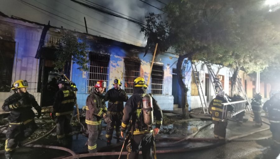 Hallan sin vida a dos personas tras incendio registrado en un cité de la comuna de Santiago: otras dos resultaron lesionadas