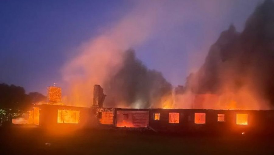 Ataque incendiario destruye casa de ex core de La Araucanía: antisociales reunieron a la familia para que vieran el incendio
