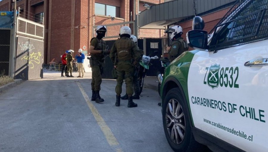 Un lesionado dejó la explosión de un extintor en una bodega en pleno centro de Santiago