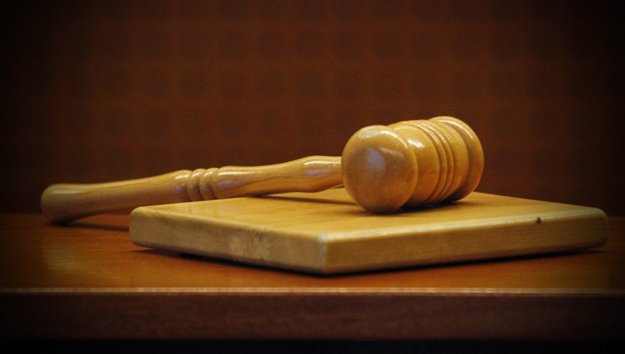 Jueza anula juicio tras sorprender a fiscal dando instrucciones a carabinero en audiencia: persecutor fue suspendido