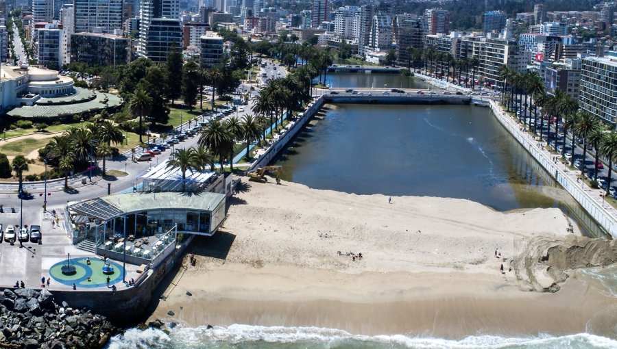 Seremi de Salud detecta contaminación con aguas servidas tras rotura en matriz de Esval y ordena cerrar playa Casino de Viña del Mar