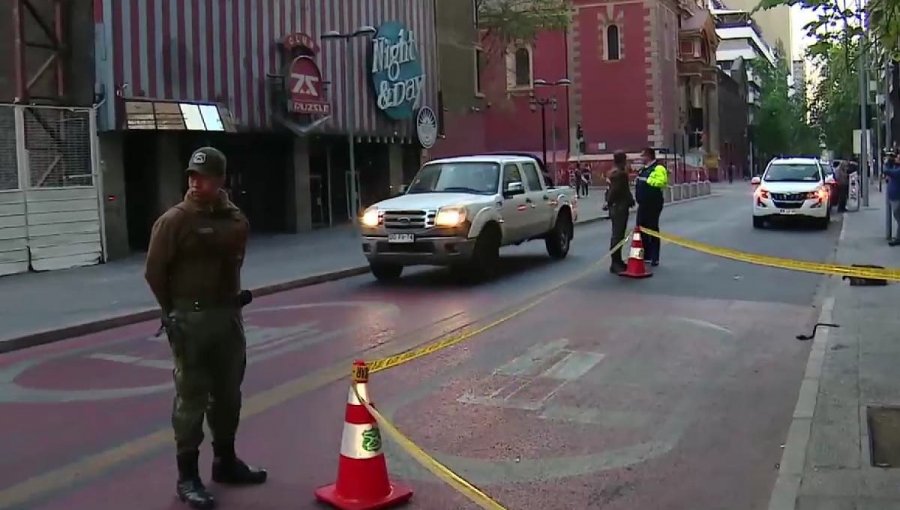 Una persona herida deja balacera registrada tras altercado entre dos grupos afuera de un local nocturno del centro de Santiago