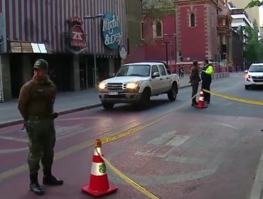 Una persona herida deja balacera registrada tras altercado entre dos grupos afuera de un local nocturno del centro de Santiago