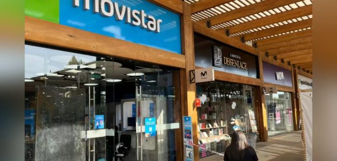 Violento asalto en Mall de Chicureo: Banda de delincuentes asaltan locales de Wom y Movistar con disparos al aire