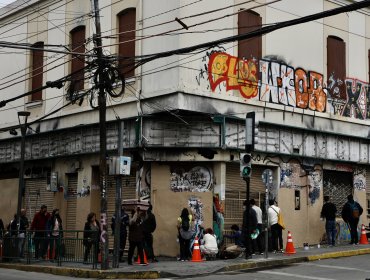 Porteños salen a las calles a pintar fachadas rayadas de Valparaíso: Plan "Arcoíris" de Sharp busca cambiar la cara del tradicional puerto