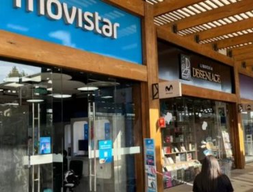 Violento asalto en Mall de Chicureo: Banda de delincuentes asaltan locales de Wom y Movistar con disparos al aire