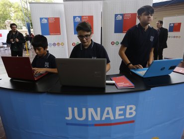 Denuncian que Junaeb tiene 10 mil computadores que no han sido entregados a estudiantes que lo necesitan