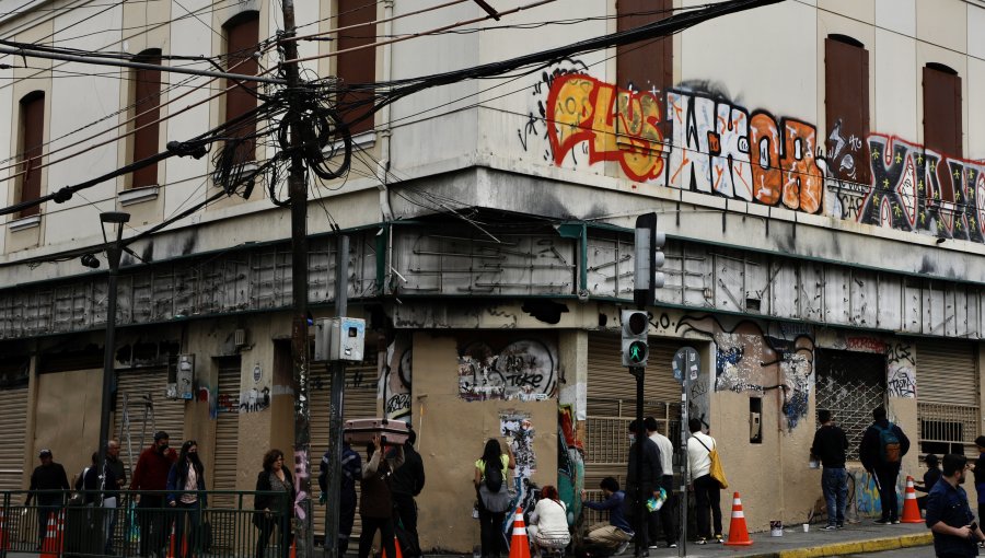 Porteños salen a las calles a pintar fachadas rayadas de Valparaíso: Plan "Arcoíris" de Sharp busca cambiar la cara del tradicional puerto