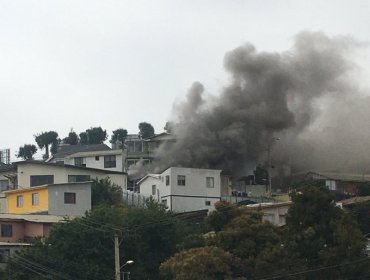 Incendio afectó a dos viviendas en el sector Recreo de Viña del Mar