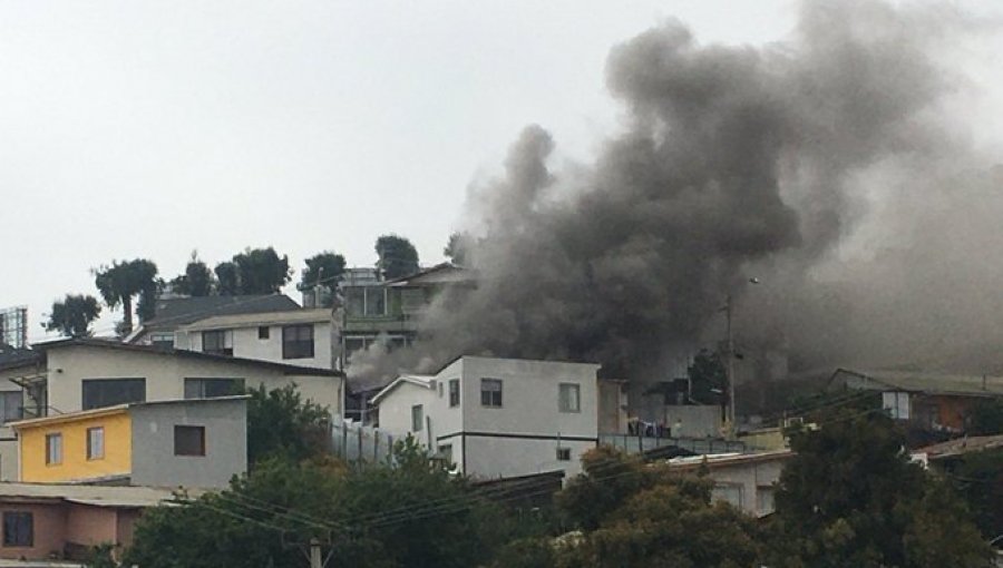 Incendio afectó a dos viviendas en el sector Recreo de Viña del Mar