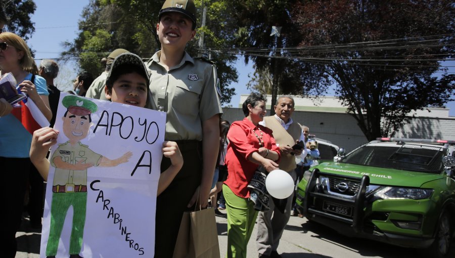 Vecinos de Viña del Mar y La Florida se manifestaron en apoyo a Carabineros