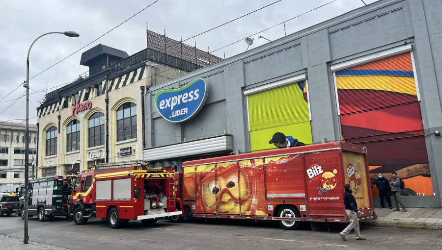 Emergencia química en supermercado de Valparaíso: cerca de 70 personas debieron evacuar recinto ubicado en el plan porteño