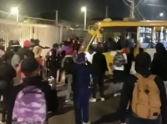 Antisociales robaron buses del transporte público para saquear supermercado en Puente Alto