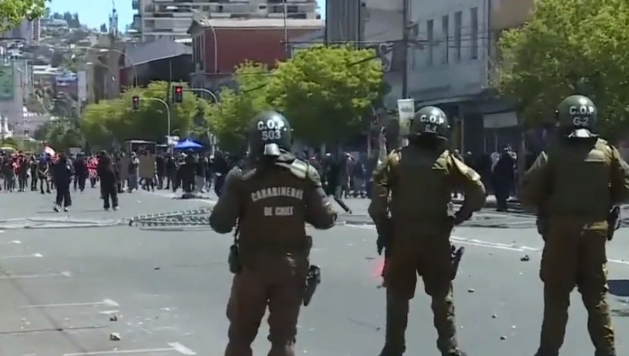 Manifestantes derriban vallas papales y se enfrentan a Carabineros en los alrededores del Congreso en Valparaíso