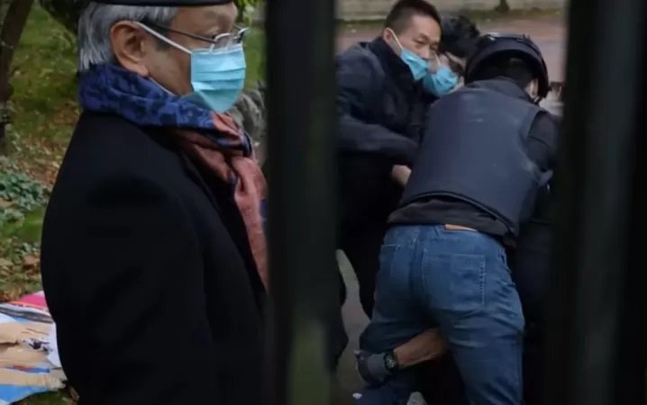 El polémico ataque de funcionarios chinos a un manifestante en el consulado del país asiático en la ciudad inglesa de Mánchester