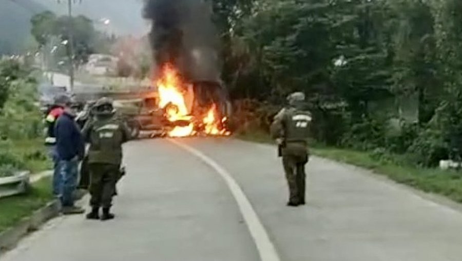 Alrededor de 15 sujetos encapuchados quemaron un camión maderero y robaron una camioneta en Los Álamos