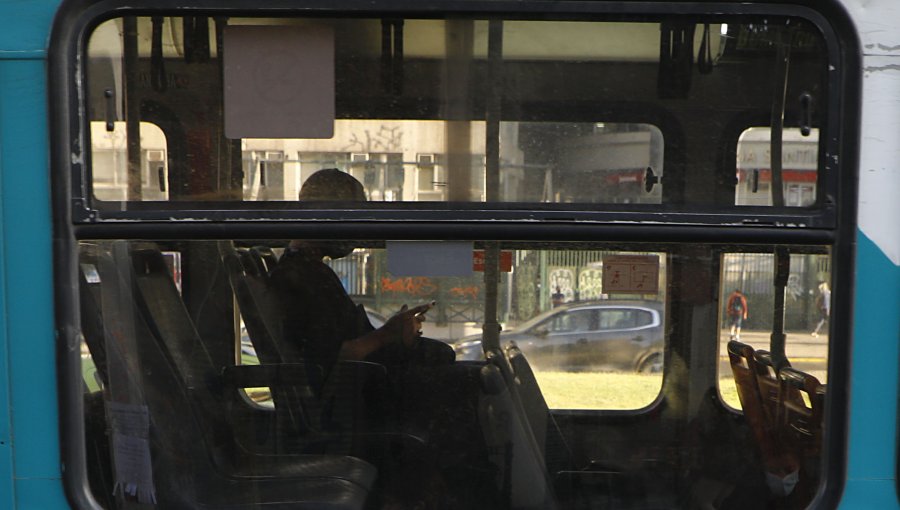 Momentos de pánico viveron pasajeros de bus del Transantiago que fue apedreado por manifestantes en el barrio Bellavista