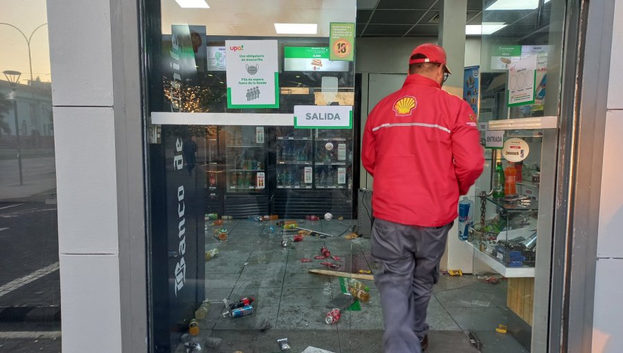 Delincuentes saquearon y provocaron destrozos en una tienda de servicentro en Concepción: otro local también sufrió robo