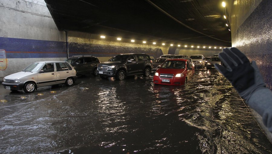 Desborde de un canal de regadío provoca anegamiento en las cercanías del Parque O’Higgins de Santiago