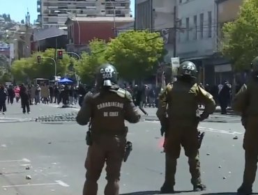 Manifestantes derriban vallas papales y se enfrentan a Carabineros en los alrededores del Congreso en Valparaíso