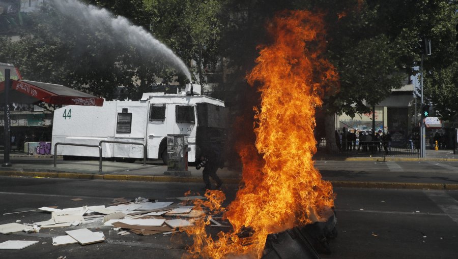 Conmemoración del 18-O: Una farmacia saqueada y cuatro detenidos por manifestaciones en plaza Baquedano