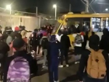 Antisociales robaron buses del transporte público para saquear supermercado en Puente Alto