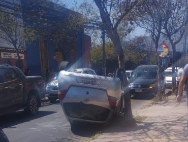 Tres lesionados, entre ellos un lacante, dejó colisión múltiple y posterior volcamiento en el centro de Quillota