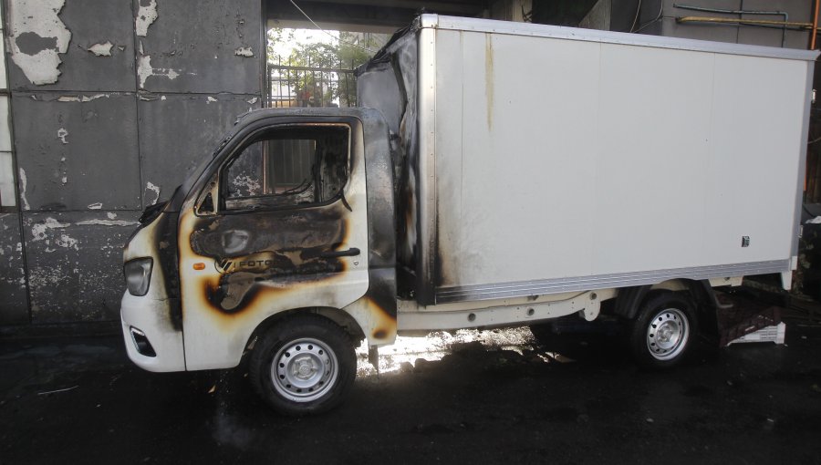 Encapuchados incendiaron un camión al interior de una bodega en pleno barrio Bellavista