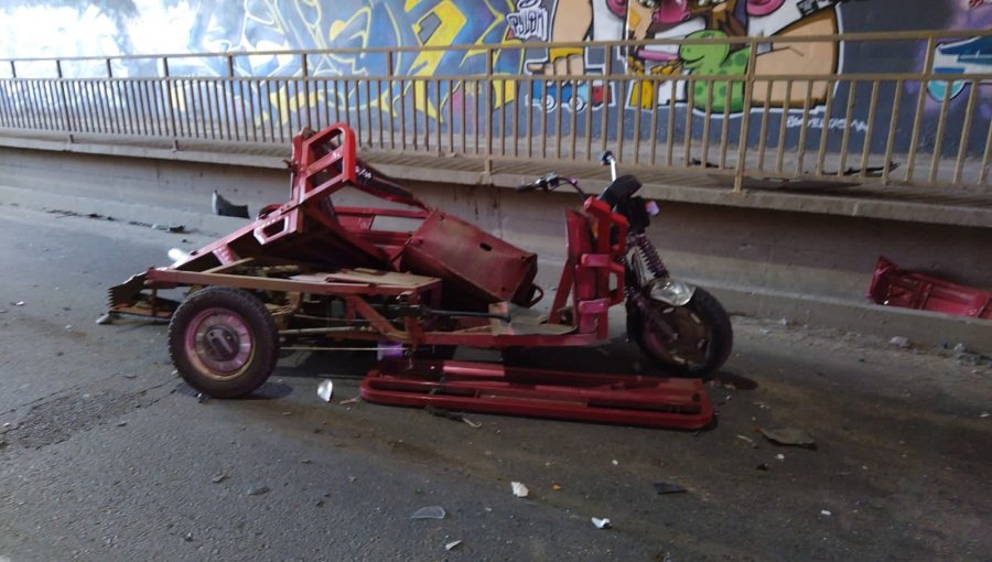 Tres personas heridas de gravedad dejó colisión entre vehículo y triciclo eléctrico al interior de túnel en Quintero