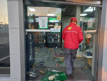 Delincuentes saquearon y provocaron destrozos en una tienda de servicentro en Concepción: otro local también sufrió robo