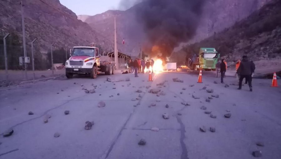 Trabajadores contratistas encendieron neumáticos y bloquearon el acceso a la División Andina de Codelco