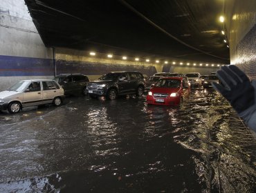 Desborde de un canal de regadío provoca anegamiento en las cercanías del Parque O’Higgins de Santiago