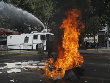 Conmemoración del 18-O: Una farmacia saqueada y cuatro detenidos por manifestaciones en plaza Baquedano