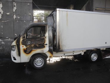 Encapuchados incendiaron un camión al interior de una bodega en pleno barrio Bellavista