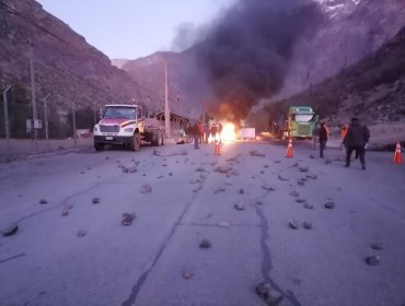 Trabajadores contratistas encendieron neumáticos y bloquearon el acceso a la División Andina de Codelco