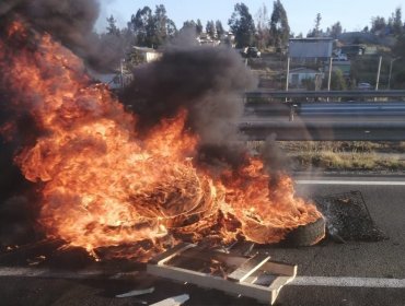 Conmemoración del 18-O: Encienden barricadas en el Troncal Sur a la salida de Quilpué en dirección a Viña del Mar