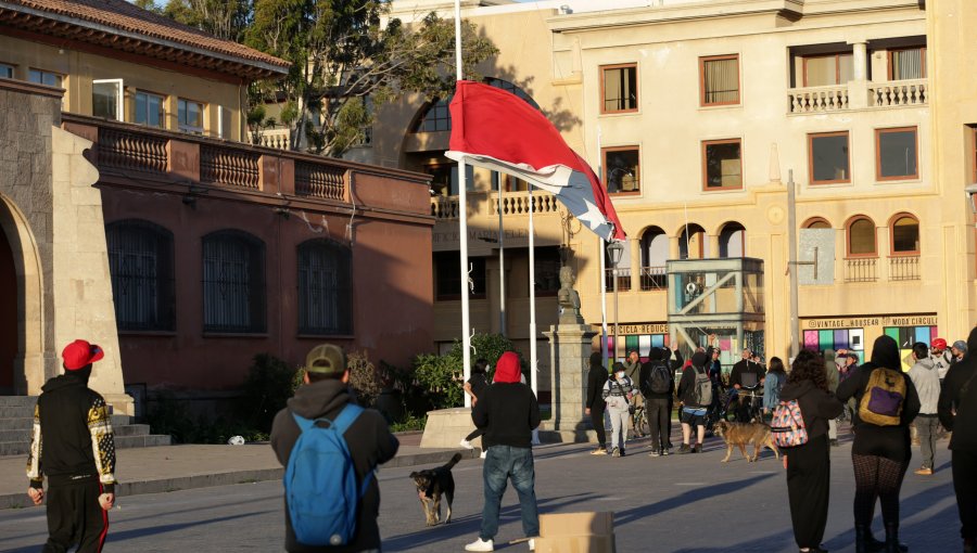 Atacan la Gobernación Regional de Coquimbo, queman una bandera chilena e incendian auto en servicentro de La Serena