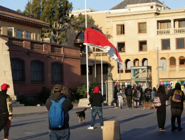 Atacan la Gobernación Regional de Coquimbo, queman una bandera chilena e incendian auto en servicentro de La Serena