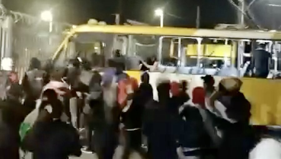 Robo de microbuses, saqueos a locales comerciales, quemas y destrucción: Así fue la noche del «18-O» en la región Metropolitana