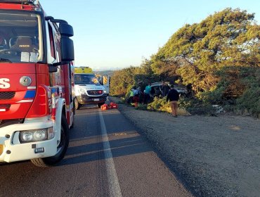 Una persona lesionada deja choque y posterior volcamiento de vehículo en ruta de Puchuncaví
