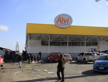 Turba saqueó por segundo día consecutivo un supermercado Alvi en sector Bajos de Mena de Puente Alto